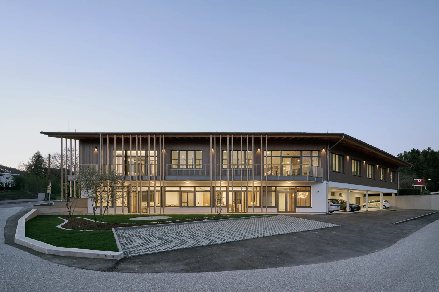 Gesamtansicht des nachhaltigen Bürohauses Riebenbauer in Pinggau mit Holzfassade und zweigeschossiger Verglasung